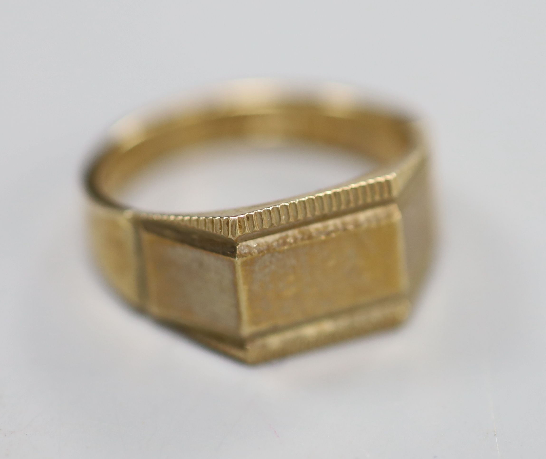 A 9ct gold signet ring, size P, 5 grams.